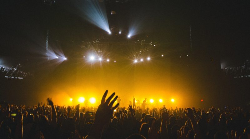 Festa (imagem: Canva)