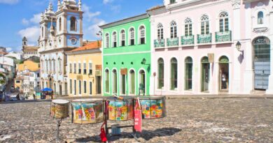 Tambores na rua durante o carnaval no Pelourinho, Salvador.