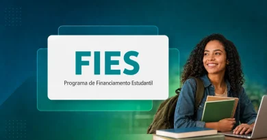 MEC divulga resultado do Fies 2026.2; veja como consultar a pré-seleção no portal Estudante negra olhando quadro escrito FIES