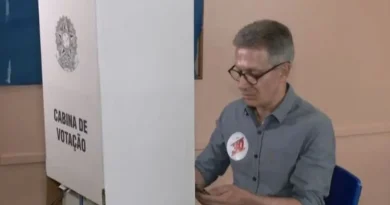 Romeu Zema utiliza celular na cabine de votação (Crédito: GloboNews)